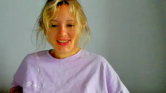 Snapshot of foxy_blond chatting on May 14, 2026, 12:39 am foxy blond online show from May 14, 2026, 12:39 am