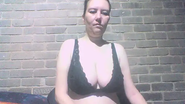 Snapshot of EksJouneMwah chatting on November 18, 2025, 7:13 am EksJouneMwah online show from November 18, 2025, 7:13 am