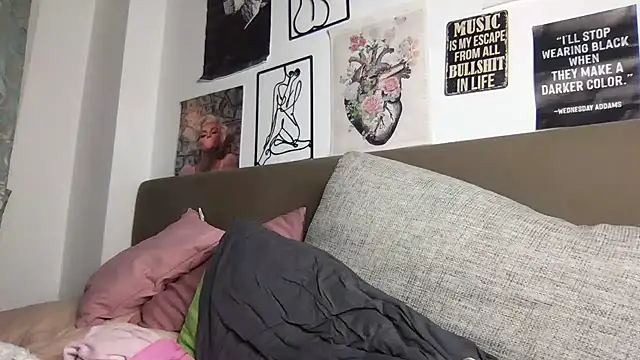 MoonAgnes online show from November 27, 2025, 3:47 pm