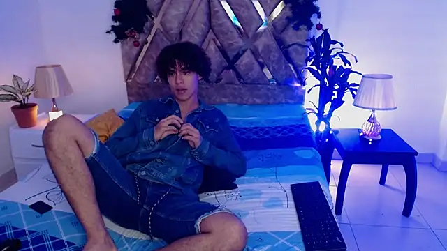 Snapshot of nickolas_moon chatting on December 16, 2024, 1:43 pm nickolas moon online show from December 16, 2024, 1:43 pm