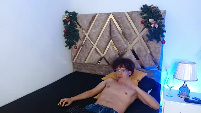 Snapshot of nickolas_moon chatting on December 19, 2024, 3:30 pm nickolas moon online show from December 19, 2024, 3:30 pm