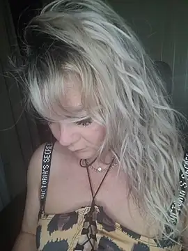 Snapshot of candy_queeen chatting on June 9, 2026, 10:10 pm candy queeen online show from June 9, 2026, 10:10 pm