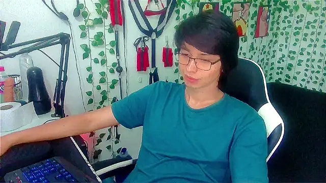 Snapshot of Andy_gray chatting on April 17, 2026, 5:05 pm Andy gray online show from April 17, 2026, 5:05 pm