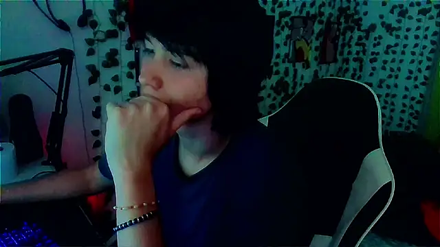 Snapshot of Andy_gray chatting on April 18, 2026, 1:04 pm Andy gray online show from April 18, 2026, 1:04 pm