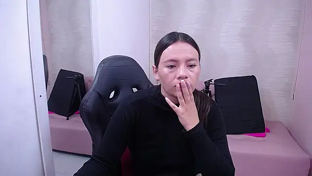 Snapshot of lauraguzman chatting on February 10, 2025, 3:03 am lauraguzman online show from February 10, 2025, 3:03 am