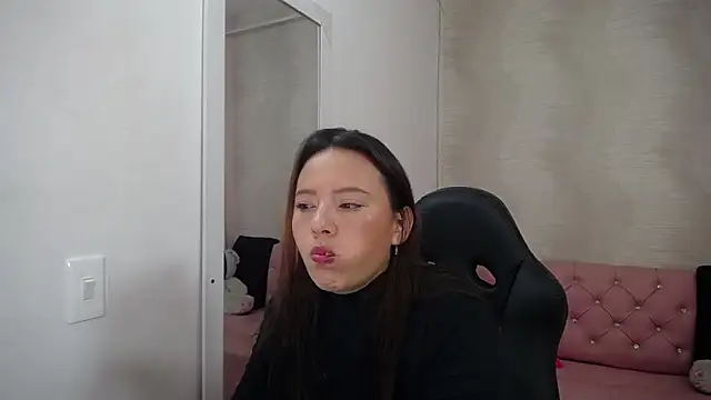 Snapshot of lauraguzman chatting on February 22, 2025, 3:01 am lauraguzman online show from February 22, 2025, 3:01 am