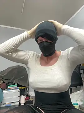 Snapshot of UtopianMisfit1 chatting on April 10, 2026, 8:30 am UtopianMisfit1 online show from April 10, 2026, 8:30 am