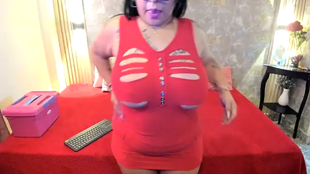 estephany queen online show from October 9, 2025, 7:34 pm