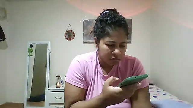 Snapshot of Ivon-09 chatting on May 19, 2026, 12:22 pm Ivon-09 online show from May 19, 2026, 12:22 pm