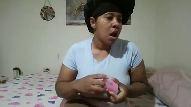 Snapshot of Ivon-09 chatting on May 25, 2026, 12:00 pm Ivon-09 online show from May 25, 2026, 12:00 pm