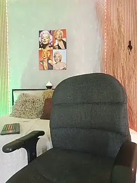 nahiarapalmer19 online show from May 31, 2026, 7:48 pm