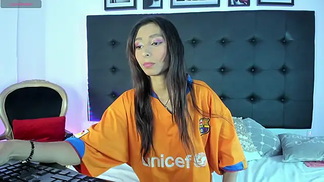 Snapshot of SaraDreamss chatting on January 6, 2025, 8:39 pm SaraDreamss online show from January 6, 2025, 8:39 pm