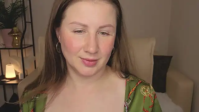 Snapshot of Helens_love chatting on June 15, 2026, 2:47 am Helens love online show from June 15, 2026, 2:47 am