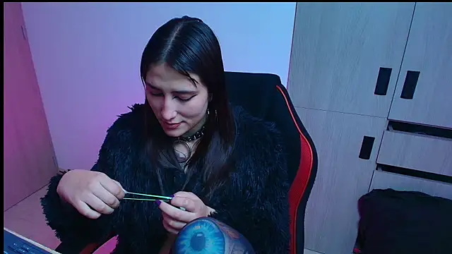 hitomi arata online show from April 21, 2026, 2:51 am