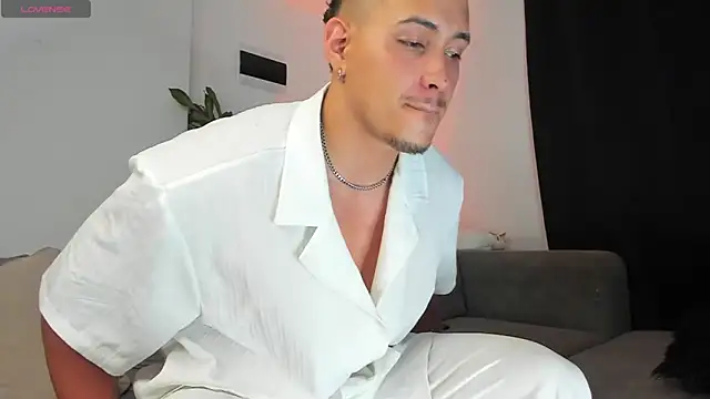 lucasanto  online show from March 11, 2025, 4:10 am