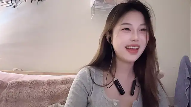 Snapshot of Sweet-Angel999 chatting on February 8, 2026, 6:33 pm Sweet-Angel999 online show from February 8, 2026, 6:33 pm