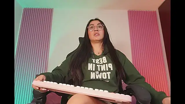 Snapshot of leila_petitee_ chatting on February 22, 2026, 11:31 am leila petitee online show from February 22, 2026, 11:31 am