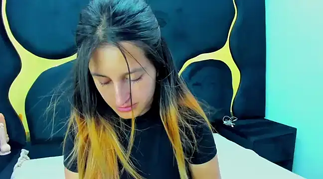 GiaRoussel online show from February 4, 2025, 1:48 pm