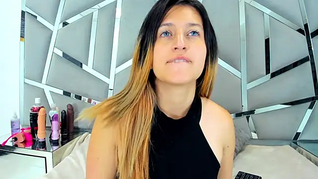 GiaRoussel online show from February 9, 2025, 1:56 pm