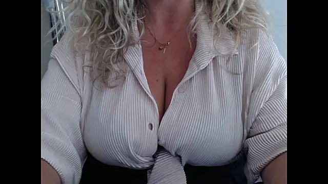 Snapshot of JenniLowen chatting on June 16, 2026, 12:52 pm JenniLowen online show from June 16, 2026, 12:52 pm