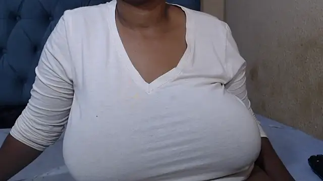 FlavoredNia online show from March 4, 2025, 3:15 pm