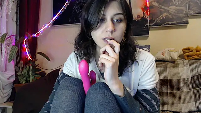 Snapshot of BroadFantasy chatting on February 10, 2025, 8:21 pm BroadFantasy online show from February 10, 2025, 8:21 pm