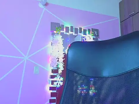  ALLYSON18  online show from April 14, 2026, 12:44 pm