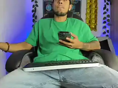 Snapshot of mikee_scooth chatting on January 20, 2025, 2:32 am mikee scooth online show from January 20, 2025, 2:32 am