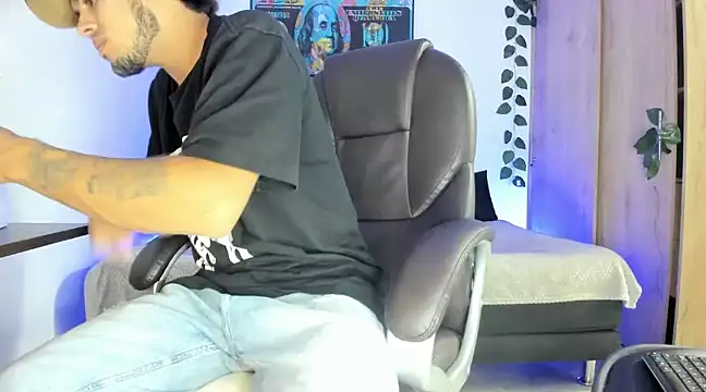 Snapshot of mikee_scooth chatting on March 8, 2025, 3:39 am mikee scooth online show from March 8, 2025, 3:39 am