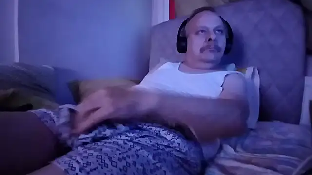 amylrmm1903 online show from November 17, 2025, 2:12 pm