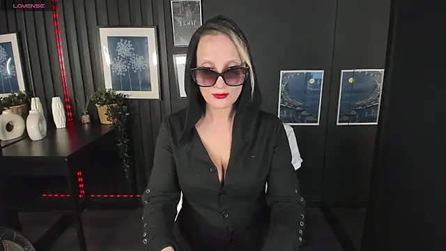 Queen Anna  online show from January 24, 2025, 7:49 pm