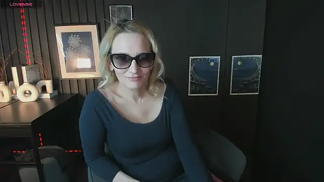 Snapshot of Queen_Anna_ chatting on July 26, 2026, 5:37 am Queen Anna online show from July 26, 2026, 5:37 am