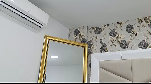 Snapshot of AlizonMoreti chatting on October 16, 2025, 1:01 pm AlizonMoreti online show from October 16, 2025, 1:01 pm