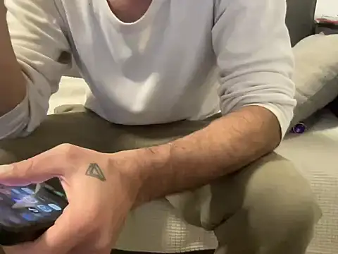 4small4inchlol online show from March 8, 2026, 9:18 pm