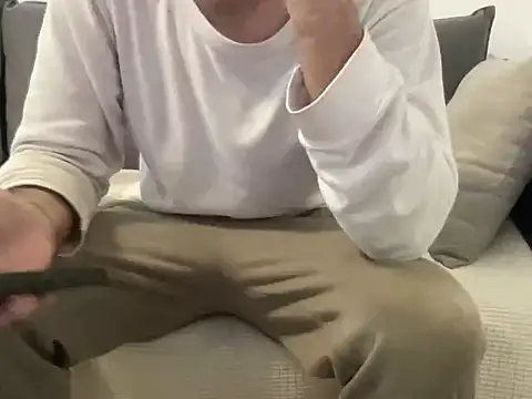 4small4inchlol online show from March 12, 2026, 2:12 pm