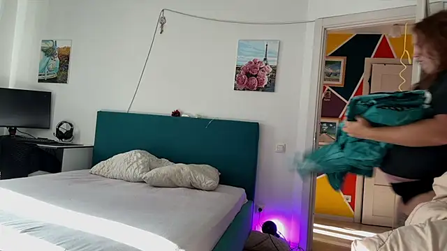 courteous raspberrry online show from September 25, 2025, 12:42 pm