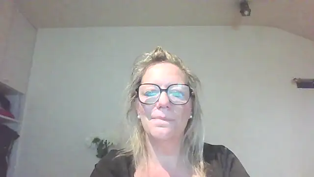 Silkesquirt online show from September 9, 2025, 6:35 am