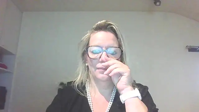 Silkesquirt online show from September 18, 2025, 6:37 am