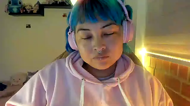 Shaddycute  online show from December 22, 2025, 1:02 am