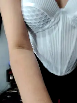 florecita9 online show from March 8, 2025, 6:26 pm