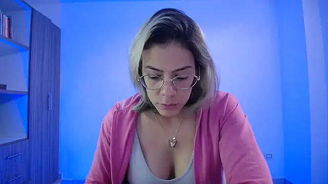 candydowson1 online show from November 18, 2025, 2:43 pm