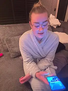 xX HotCouple Xx online show from December 15, 2025, 9:41 pm