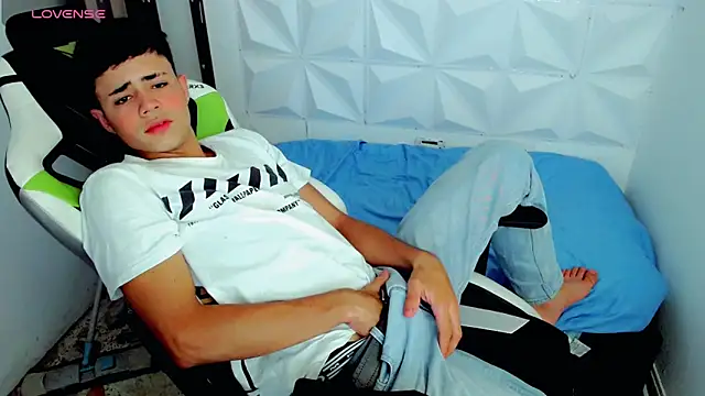 Snapshot of bby_santi chatting on December 11, 2024, 7:14 pm bby santi online show from December 11, 2024, 7:14 pm