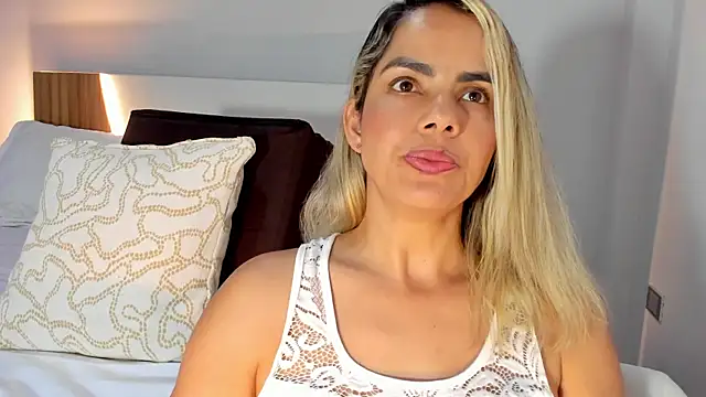Snapshot of ClaraMariaMon chatting on July 19, 2026, 7:39 pm ClaraMariaMon online show from July 19, 2026, 7:39 pm