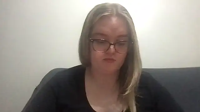 honeyyy24 online show from April 7, 2026, 9:37 pm