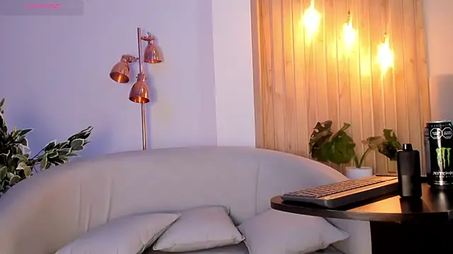 AriRobert  online show from September 17, 2025, 4:03 am