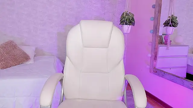 Snapshot of DahianaWalcott chatting on December 4, 2024, 1:36 am DahianaWalcott online show from December 4, 2024, 1:36 am