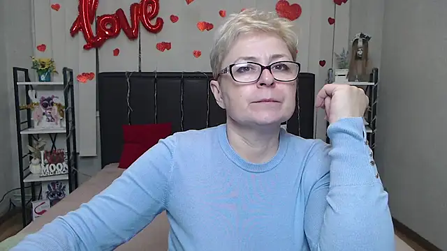 Snapshot of EmiliaGree chatting on February 3, 2026, 6:24 pm EmiliaGree online show from February 3, 2026, 6:24 pm