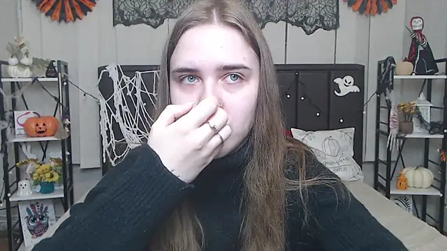 LauraHlot online show from November 9, 2025, 6:39 pm