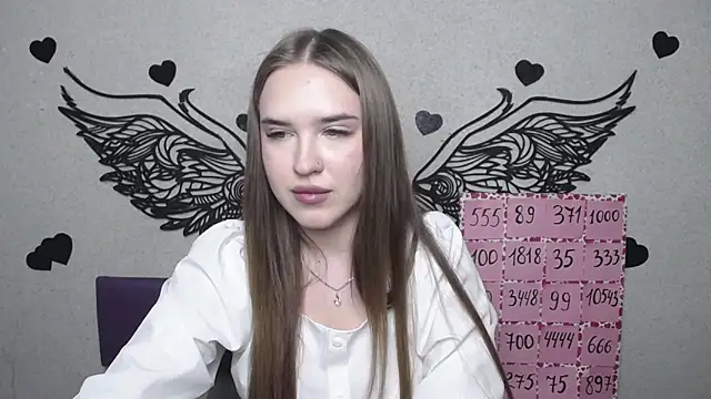 LauraHlot online show from April 16, 2026, 5:58 pm